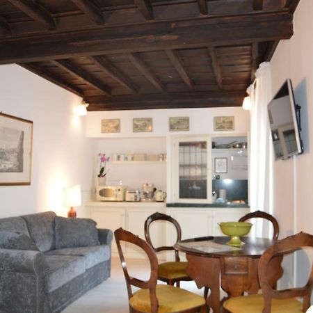 Historic Center - Elegant Apartment With Charming Antiques - Raffaello Inn 로마 외부 사진