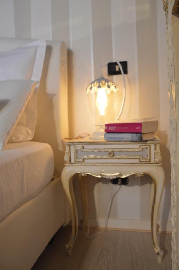 Historic Center - Elegant Apartment With Charming Antiques - Raffaello Inn 로마 외부 사진