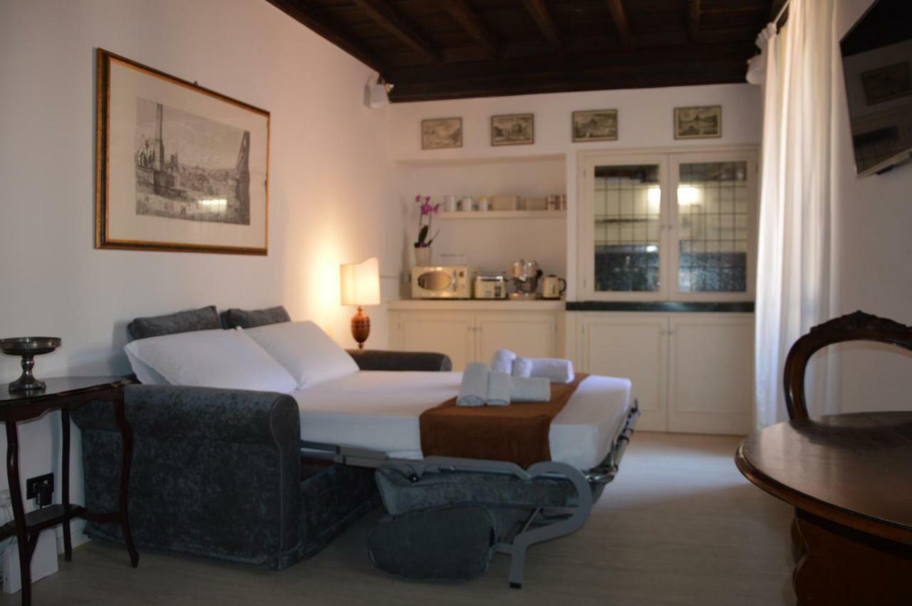 Historic Center - Elegant Apartment With Charming Antiques - Raffaello Inn 로마 외부 사진