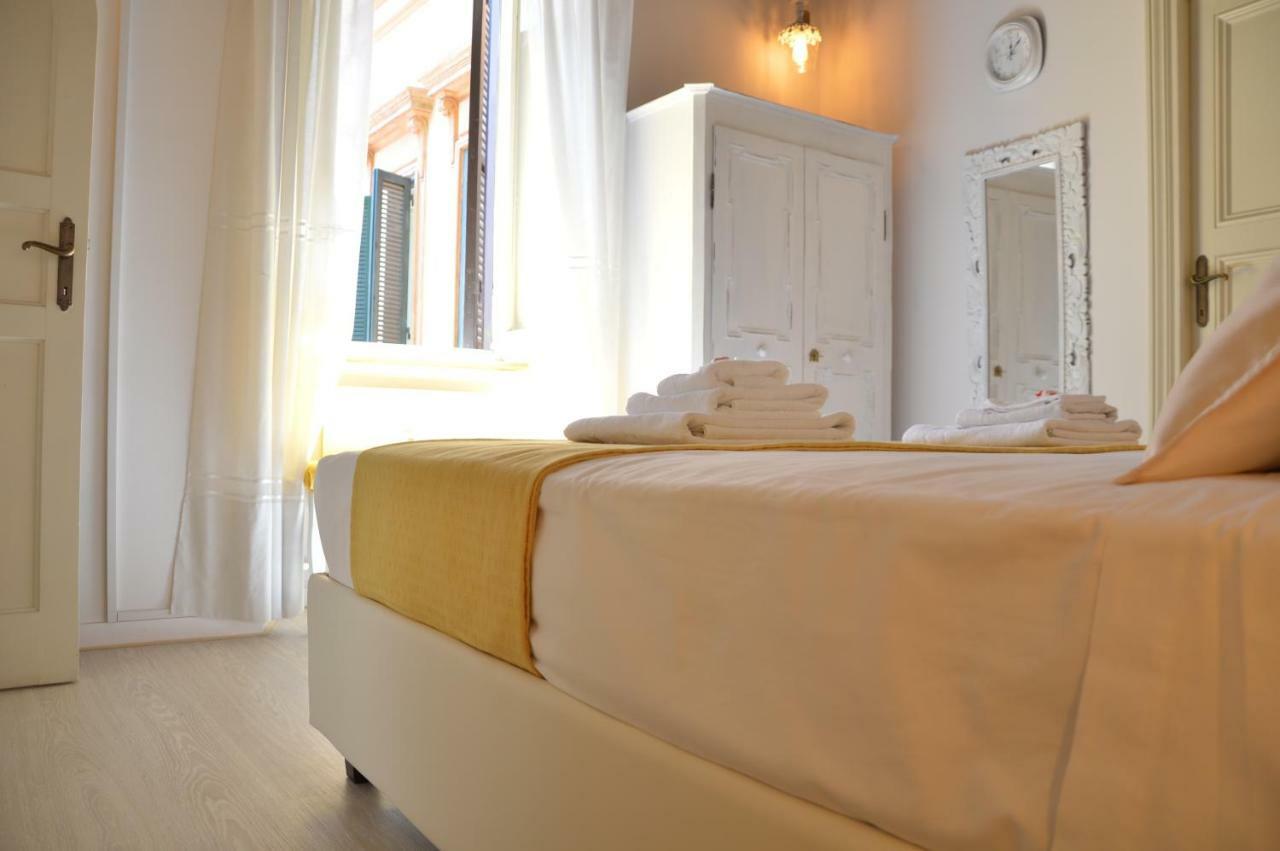 Historic Center - Elegant Apartment With Charming Antiques - Raffaello Inn 로마 외부 사진