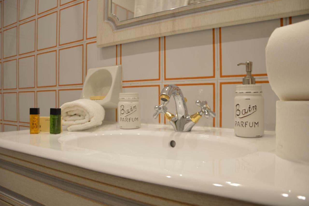 Historic Center - Elegant Apartment With Charming Antiques - Raffaello Inn 로마 외부 사진