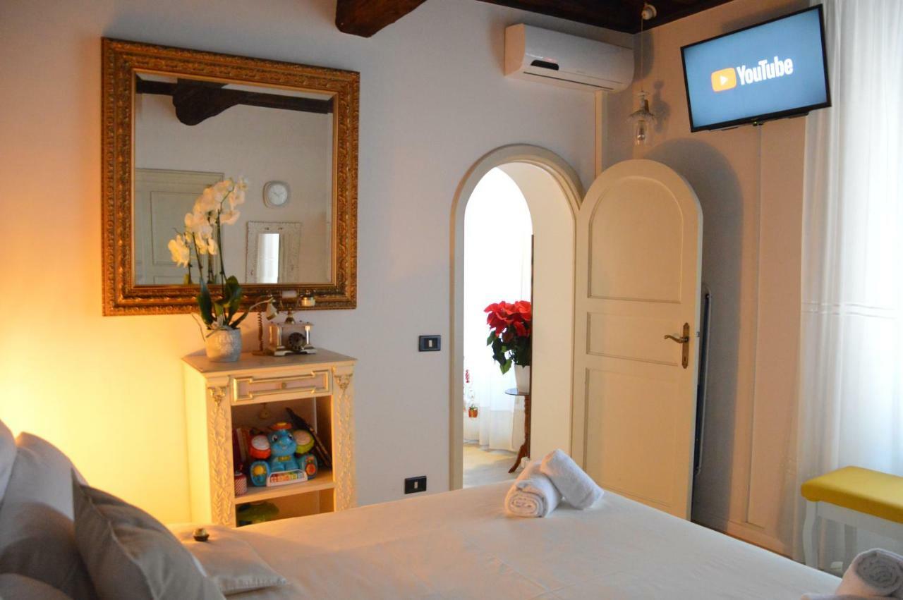 Historic Center - Elegant Apartment With Charming Antiques - Raffaello Inn 로마 외부 사진